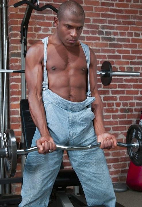 20P A black muscle jerking off and exposing his ass hole in a gym