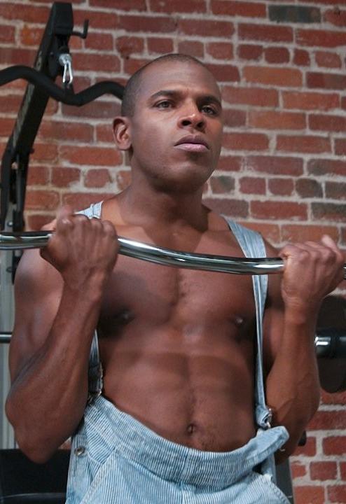 20P A black muscle jerking off and exposing his ass hole in a gym