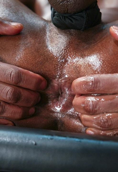 20P A black muscle jerking off and exposing his ass hole in a gym