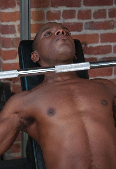 20P A black muscle jerking off and exposing his ass hole in a gym
