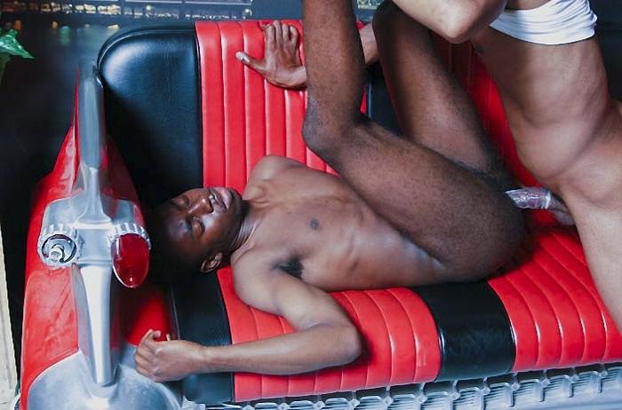 20P Twinks de ébano con polla grande chupando y follando disfrutando en el sofá rojo