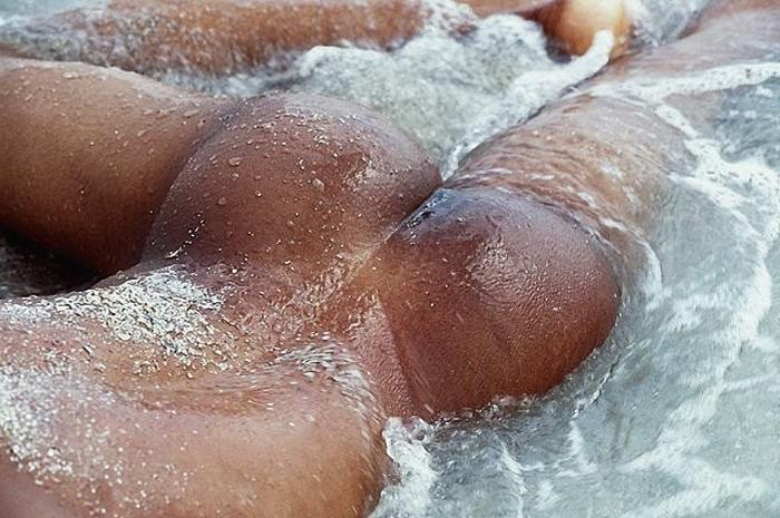 20P Smooth ebony muscle  posing in and out of an ocean