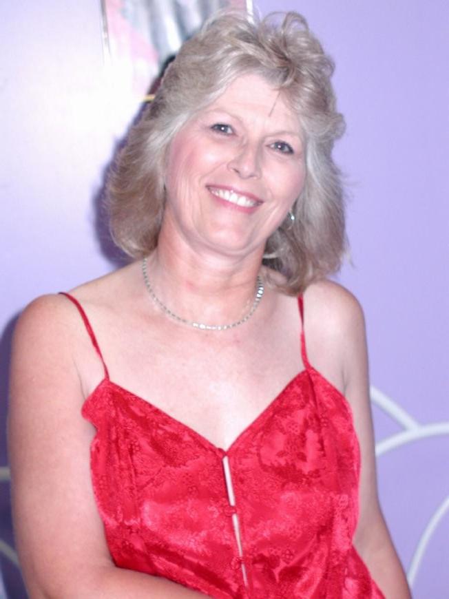 16P Classy old tart in red nightgown serves up hairy aged poontang