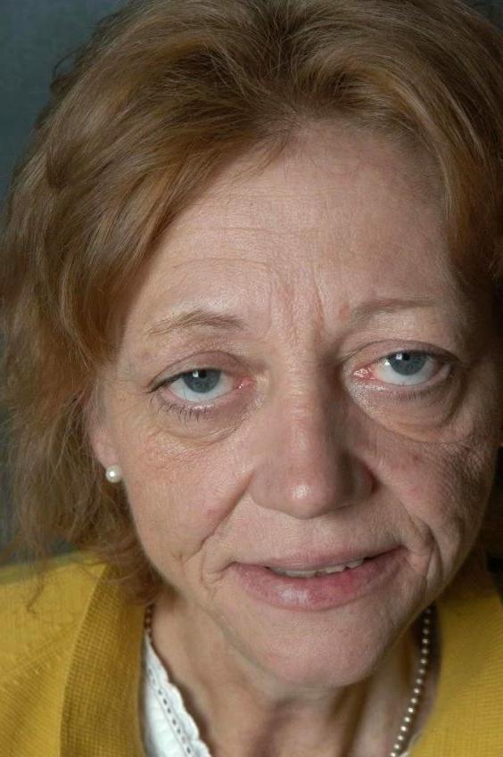 16P Nasty old granny spreads her wrinkly aged cunt in the classroom