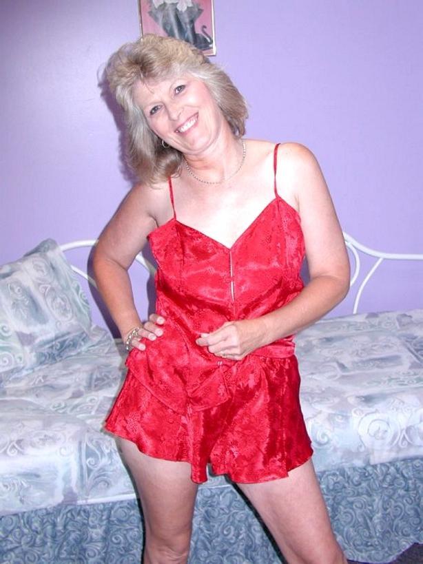 16P Horny old granny fingering her hairy aged cunt during phone sex