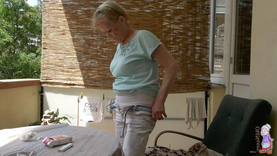 16P mature oldie outdoor pussy massage