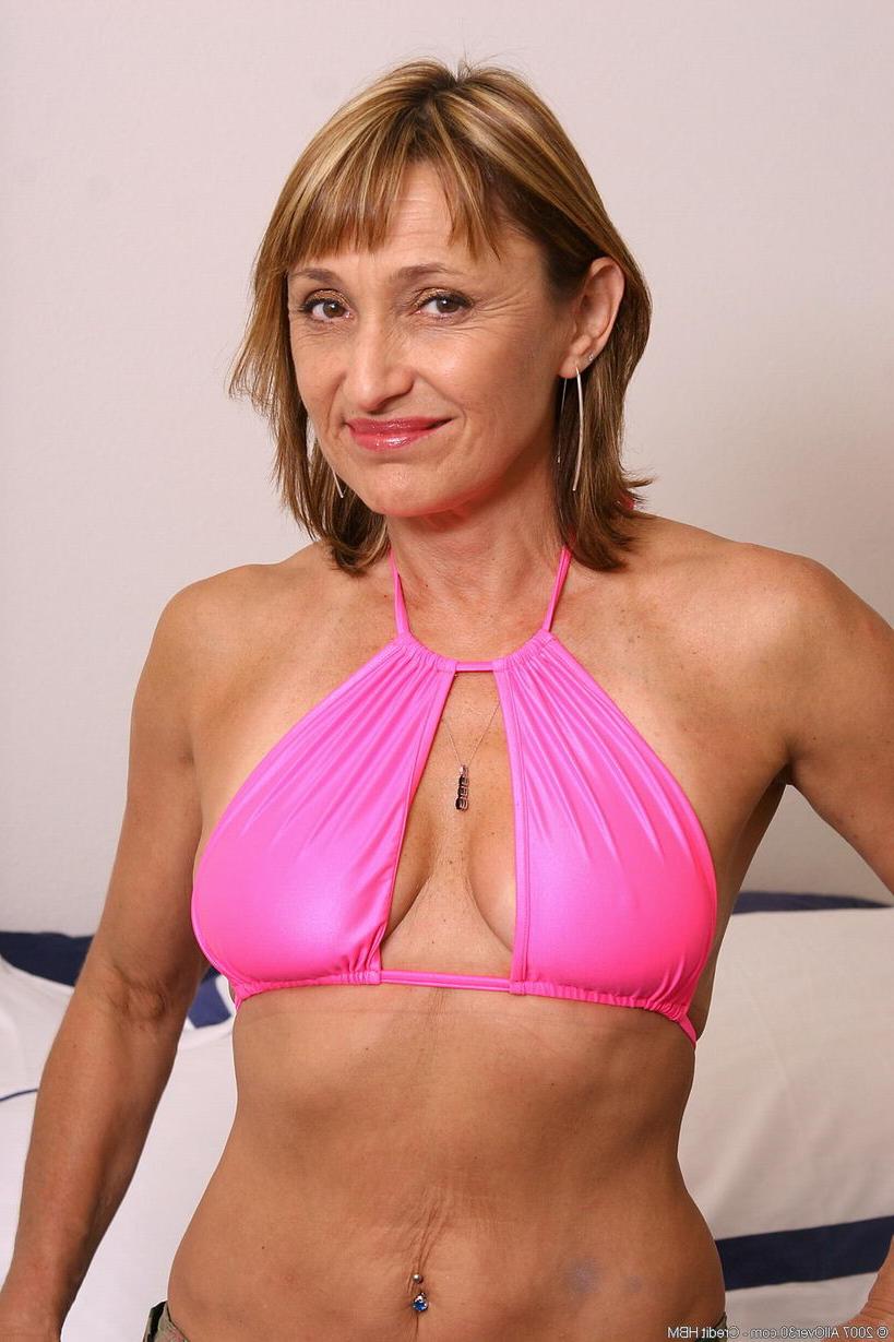 15P Gorgeous mature babe posing