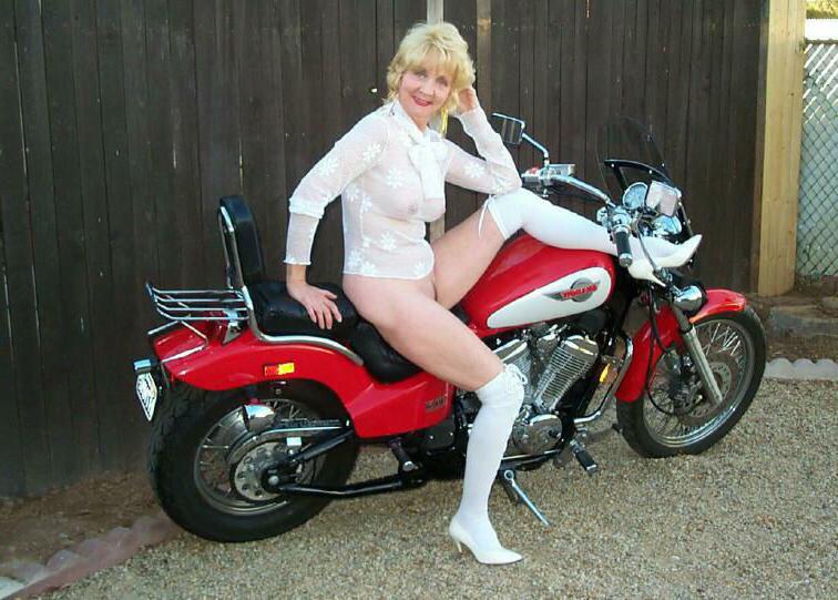 18P Mature amateur babe shows her hot body outdoor