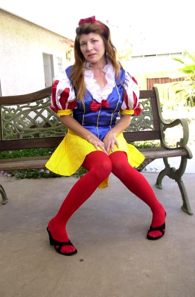 16P Red stockings mature maid spreads hairy aged pussy outdoors