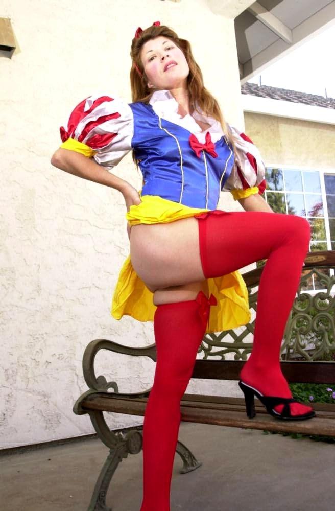 16P Red stockings mature maid spreads hairy aged pussy outdoors