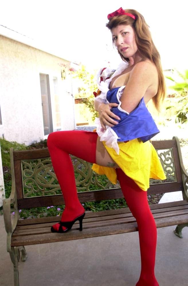 16P Red stockings mature maid spreads hairy aged pussy outdoors