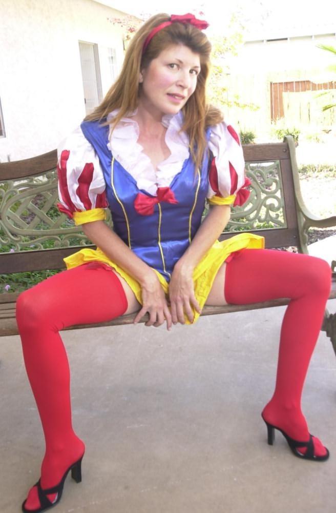 16P Fetish mature maid in red stockings spreads her aged camel toe