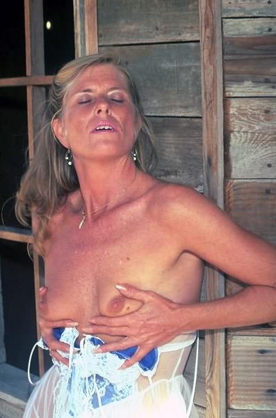 20P Granny nude outdoor