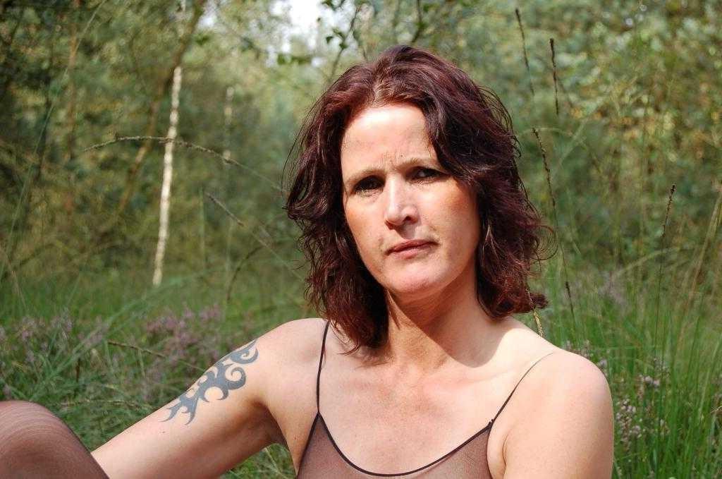 20P Outdoor brunette mature teasing and posing in sexy lingerie