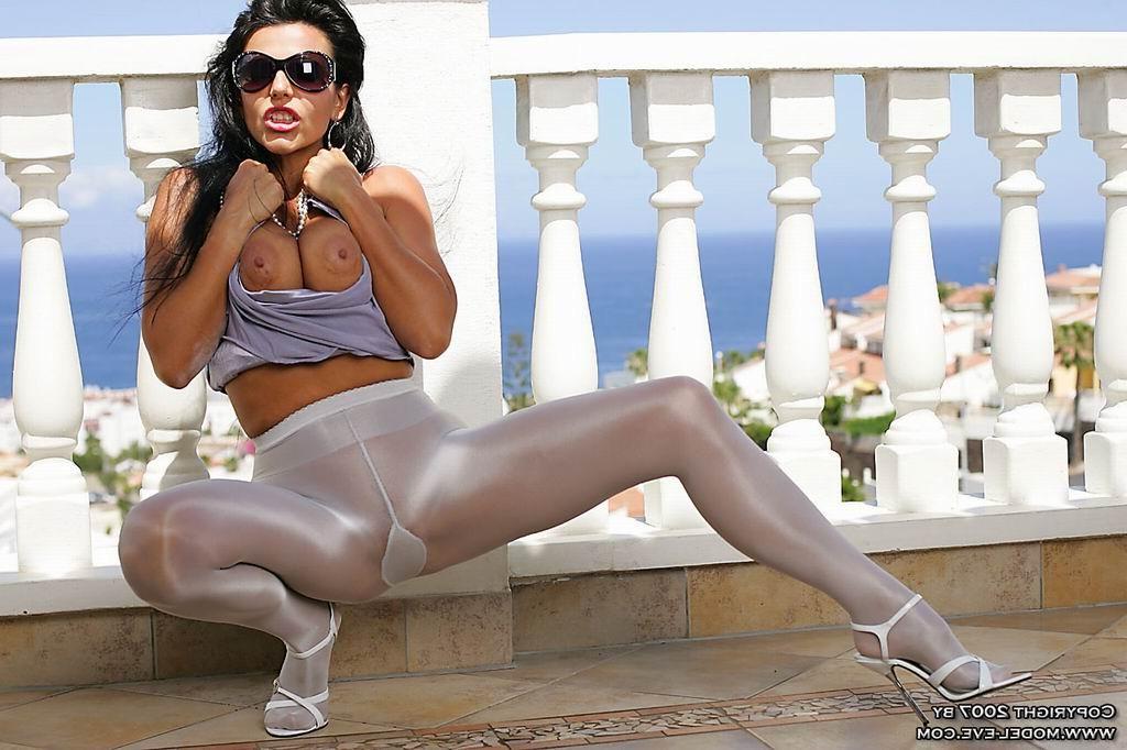 16P Model Eve in pantyhose outdoors