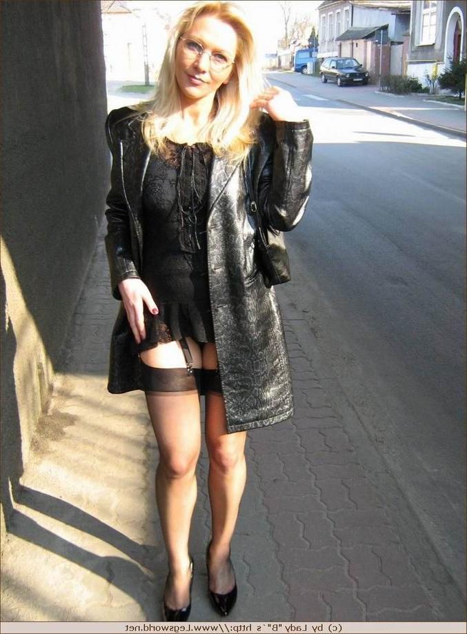 12P Leggy amatuer milf in stockings posing outdoors