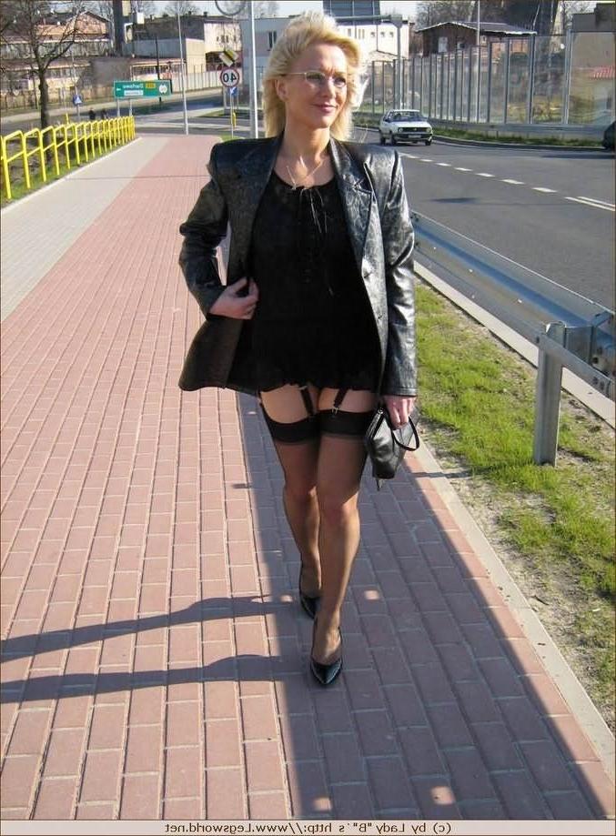 12P Leggy amatuer milf in stockings posing outdoors