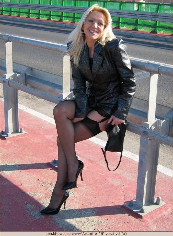 12P Leggy amatuer milf in stockings posing outdoors