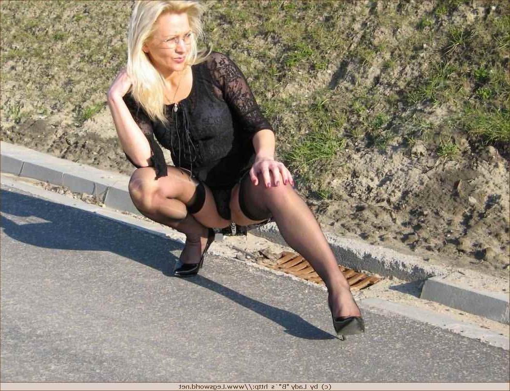 12P Leggy amatuer milf in stockings posing outdoors