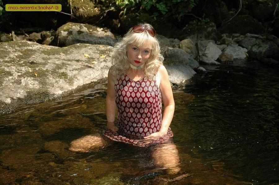 12P Amateur babe in stockings posing outdoor
