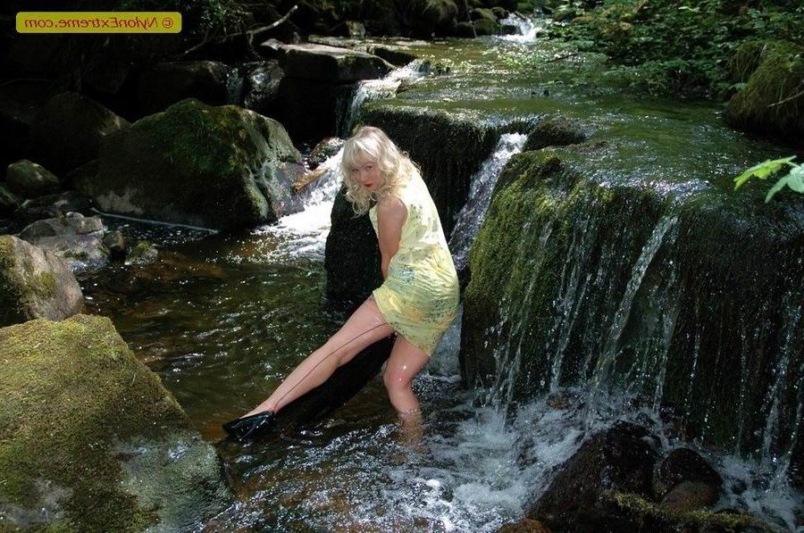 12P Leggy milf Sue in nylons posing outdoors
