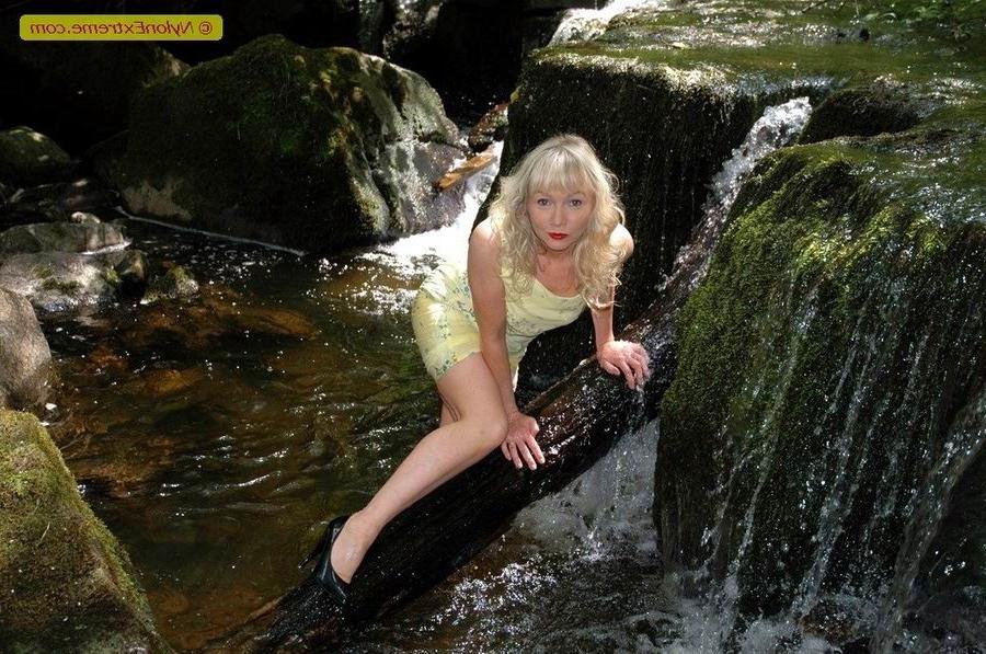 12P Leggy milf Sue in nylons posing outdoors