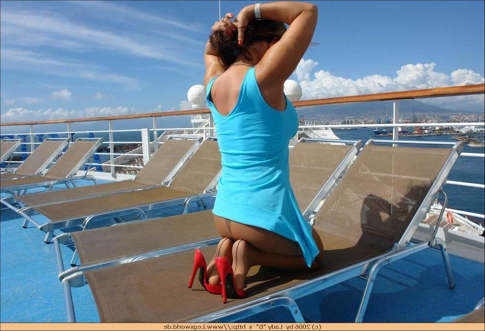 12P Leggy german babe in pantyhose posing outdoors