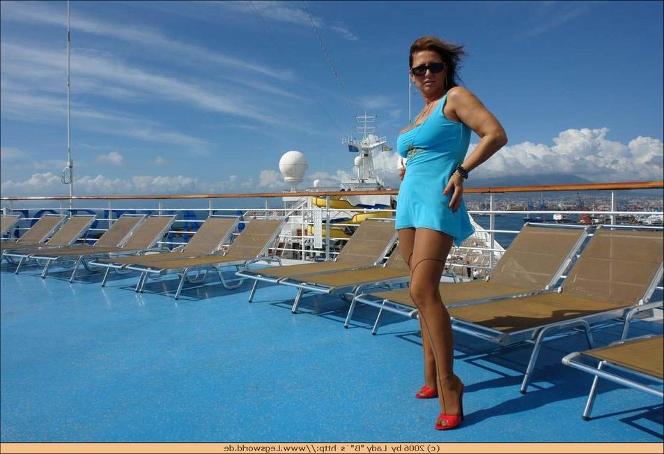 12P Leggy german babe in pantyhose posing outdoors