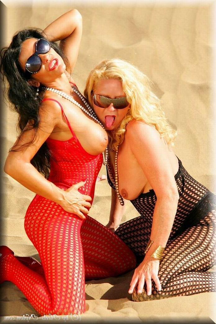 12P Two german milf lesbians having fun in pantyhose outdoors