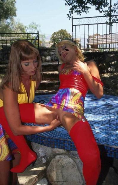 16P Lesbian outdoor fisting action