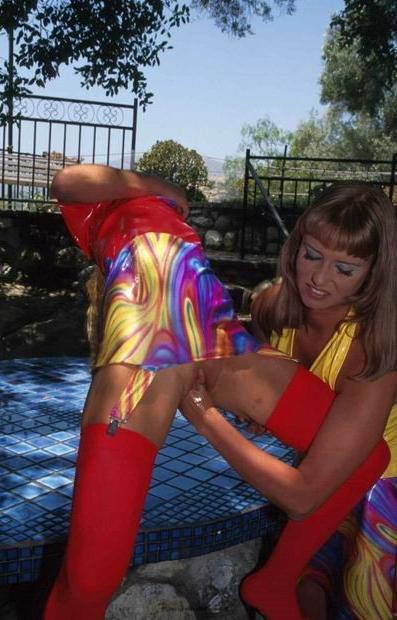 16P Lesbian outdoor fisting action