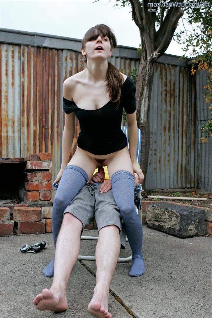 16P Australian amateur couple having sex outdoors