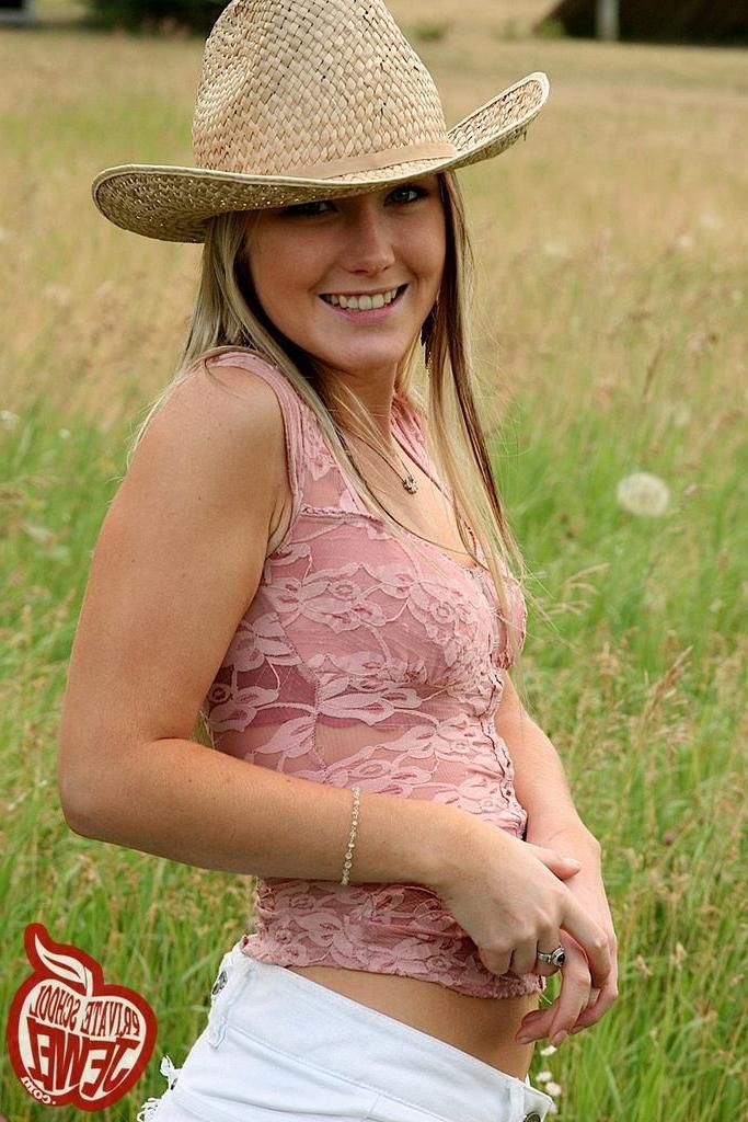 15P Hübscher Teenager der Privatschule Jewel zieht sich draußen mit Cowboyhut aus