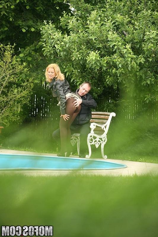 10P Couple getting fucked hard outdoor