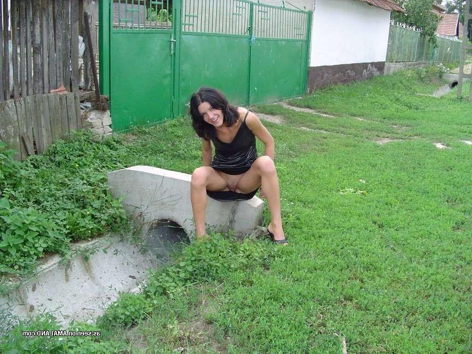15P Amateur girlfriend spreads her pussy outdoors in homemade pix