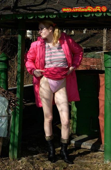 16P Spying on outdoor peeing girl