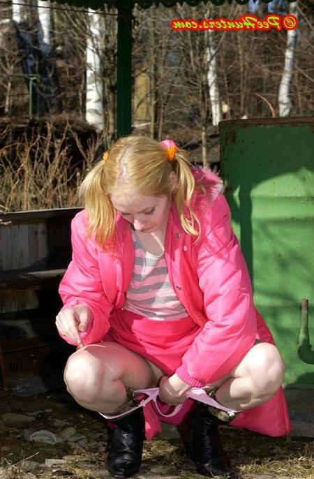 16P Spying on outdoor peeing girl