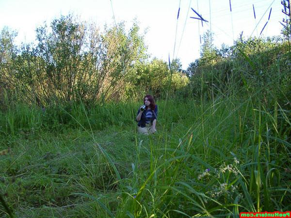 15P Spy camera catches amateur peeing girl outdoors