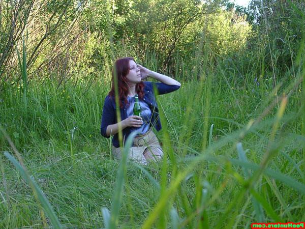15P Spy camera catches amateur peeing girl outdoors