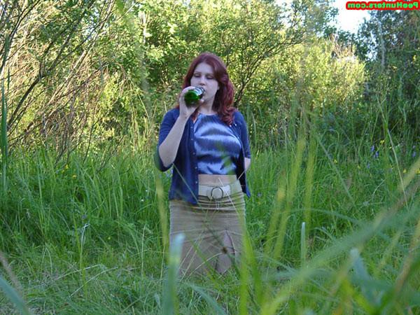 15P Spy camera catches amateur peeing girl outdoors