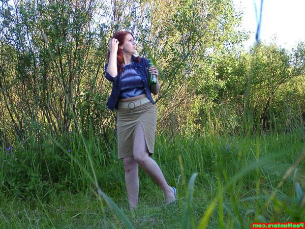 15P Spy camera catches amateur peeing girl outdoors