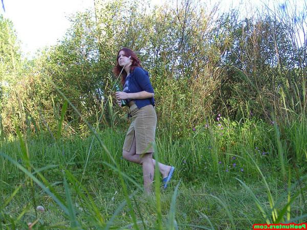 15P Spy camera catches amateur peeing girl outdoors