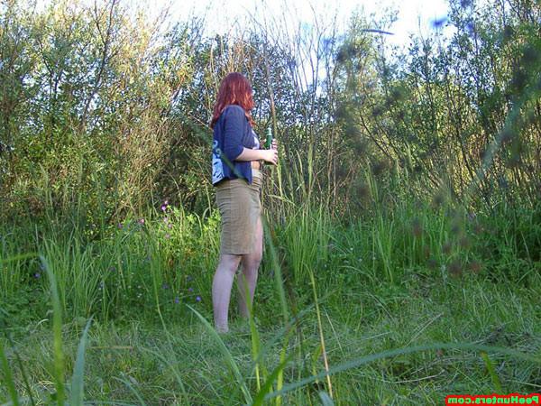 15P Spy camera catches amateur peeing girl outdoors