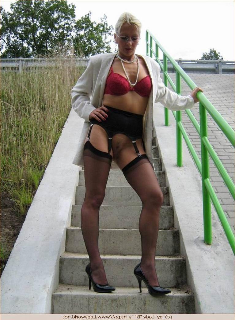 12P German amateur in stockings posing outdoors
