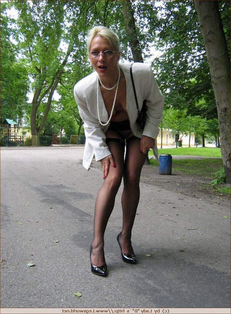 12P German amateur in stockings posing outdoors