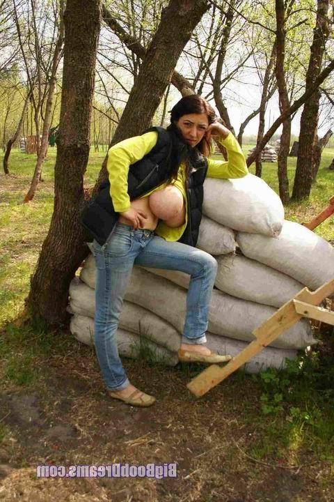 16P amateur babe with big tits posing outdoor