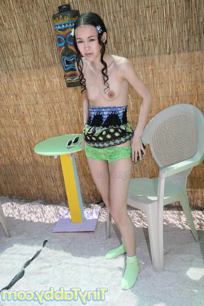 16P A petite teenage sweetheart outdoors posing nude