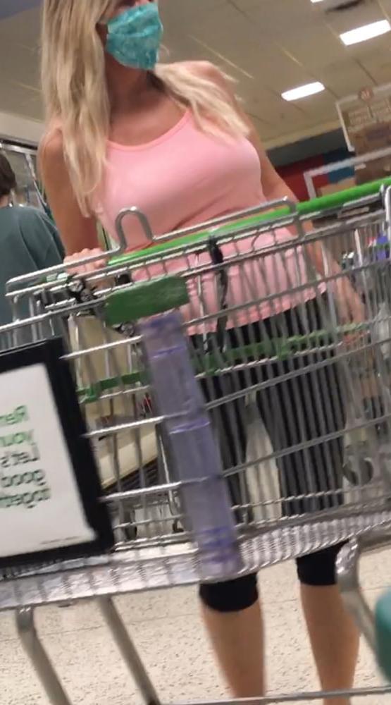 15P Aged Blonde MILF in tight yoga pants