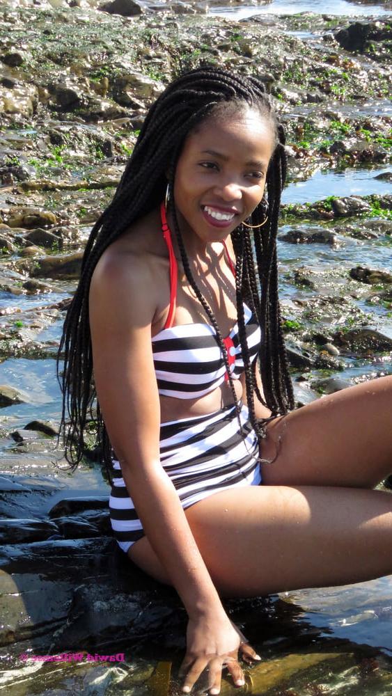 15P South Africa - Girls posing 17