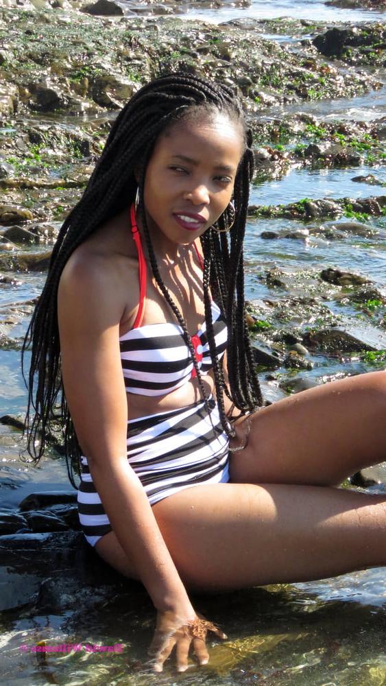 15P South Africa - Girls posing 17